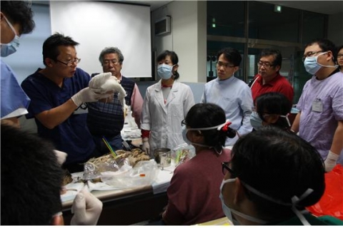 2011년 교육 장면1. 충남야생동물구조센터 김영준 수의관의 수술실습 강의