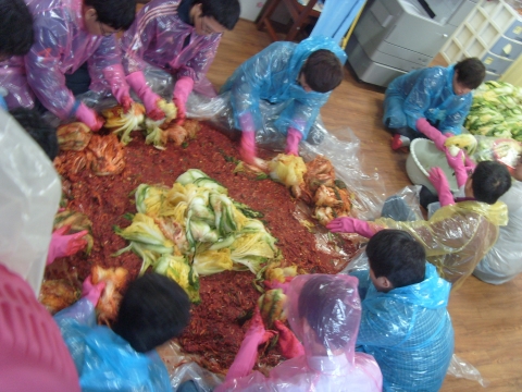 한국보건복지인력개발원 대전사회복무교육센터(이국재 센터장)는 지난 11월 10일(토)에 사회복무요원 중 재능나눔 봉사 동아리인 가온누리 회원 20여명과 함께 대전 중구에 위치한 복음행복한홈스쿨 지역아동센터에서 100여 포기의 배추를 김장하였다고 밝혔다.