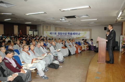 인사말을 하고 있는 허익구 청담사상연구소장