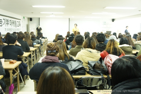 오산대학교 학생들이 열심히 기업 특강을 듣고 있다