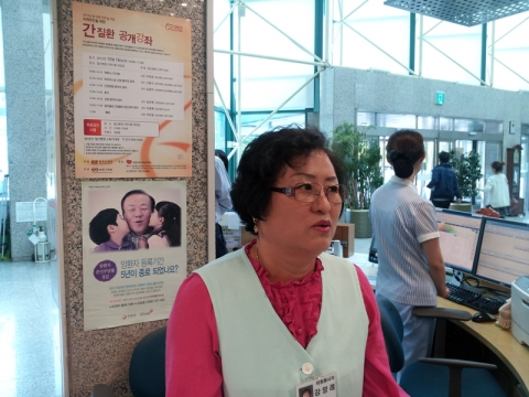 국립암센터 안내 봉사를 하고 있는 강양례 자원봉사자
