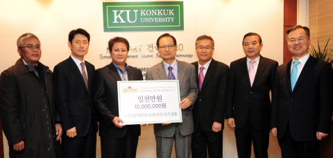 건국대 발전기금본부(본부장 이상목 대외협력부총장)는 경영전문대학원 최고경영자과정(AMP) 52기 원우회에서 MBA 발전기금으로 1,000만원을 건국대에 기부했다고 14일 밝혔다.