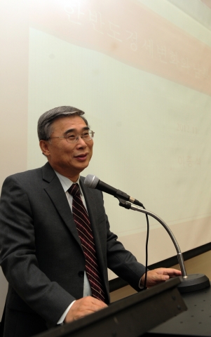 인문한국(HK)지원 사업단인 건국대 통일인문학연구단(단장 김성민 • 철학) 주최로 14일 오후 건국대 상허연구관에서 열린 석학초청강연에서 이종석 전 통일부장관이 ‘한반도 정세의 변