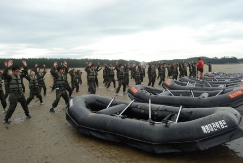 극기훈련 전문단체 해병대전략캠프 (훈련원장 이희선)는 2013학년도 해병대 캠프 수련활동 사전예약을 받는다고 15일 밝혔다.