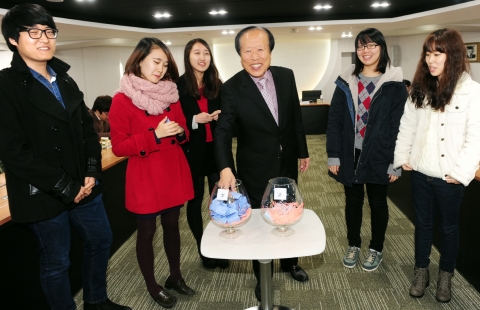 건국대학교(총장 송희영)은 제30대, 31대 건국대 총동문회장을 역임한 정건수 (주)대득스틸 회장(상학 67)이 모교인 건국대 학생들의 해외문화탐방을 위해 1억원을 기탁, ‘Dr.