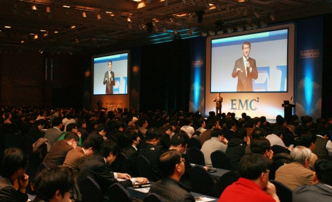 김경진 한국EMC 대표가 15일 삼성동 그랜드인터컨티넨탈호텔에서 열린 &#039;EMC 이펙트데이 2012&#039; 행사에서 환영사를 하고 있다.