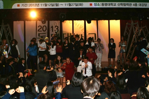 설동근 총장 “자신만의 브랜드를 가꾸세요!”
11/15 1천5백여 수험생과 싸이 ‘말춤’ 장면
