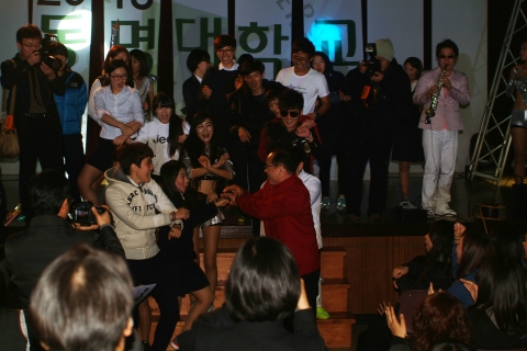 설동근 총장 “자신만의 브랜드를 가꾸세요!”
11/15 1천5백여 수험생과 싸이 ‘말춤’ 장면