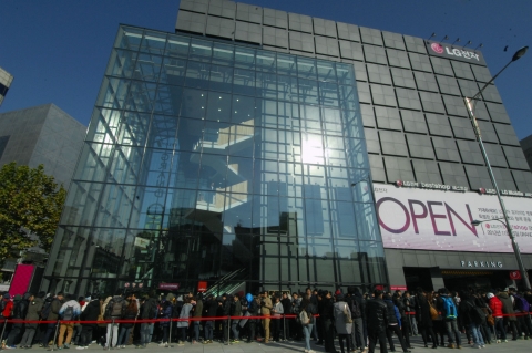 LG전자가 신개념 복합 엔터테인먼트 매장 'LG 베스트샵 강남본점' 매장을 15일 공식 오픈하며 국내 프리미엄 가전 시장을 적극 공략한다.