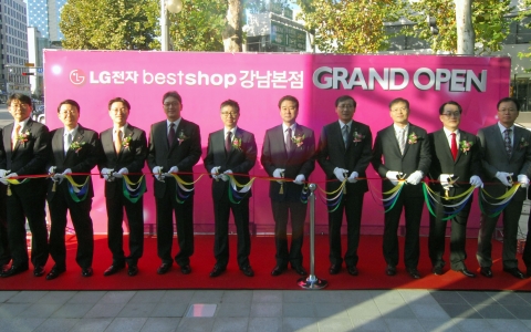 LG전자가 신개념 복합 엔터테인먼트 매장 'LG 베스트샵 강남본점' 매장을 15일 공식 오픈하며 국내 프리미엄 가전 시장을 적극 공략한다. 사진은 매장 공식 오픈