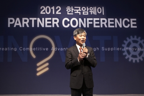‘2012 한국암웨이 파트너 컨퍼런스’에서 한국암웨이 김장환 전무가 ’암웨이 비즈니스 업데이트’ 에 대해서 발표하고 있다.