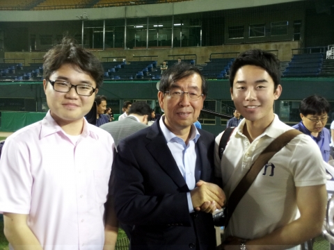 지난 6월 ‘야구발전을 위한 청책워크숍’에서 박원순 서울시장과 자리를 함께한 서형석(경제학과08, 좌) 김태용(부동산학과09, 우)