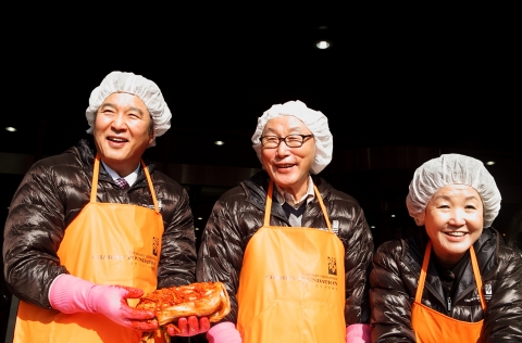 김치를 담그며 환하게 웃고 있다(왼쪽부터 순복음강남교회 최명우 담임목사, 자선재단 조용기 이사장, 김성혜 이사장)