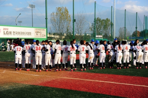 17일 익산에서 열린 'LG배 한국여자야구대회' 한일교류전에서 한국팀과 일본팀 여자야구선수들이 상호 인사를 하고 있다.