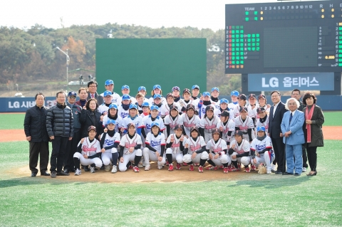 17일 익산에서 열린 'LG배 한국여자야구대회' 한일교류전에 참석한 한,일 양팀 선수들과 관계자들이 화이팅을 외치고 있다.(LG전자 이영하 사장: 오른쪽에서 네번