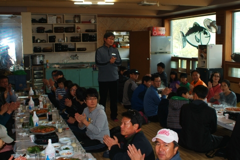 동명대 직원들의 17일 농촌봉사활동 장면