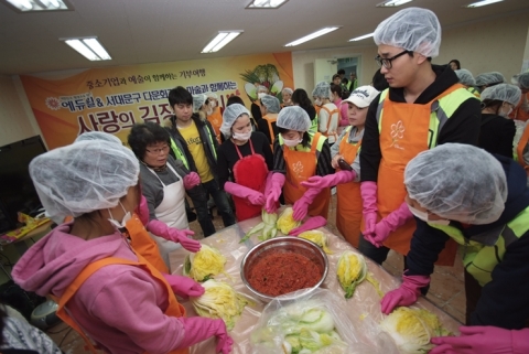 지난 17일 서대문구 다문화가족지원센터에서 진행된 ‘사랑의 김장 나눔’ 행사에서 에듀윌 임직원들과 다문화가정 주부들이 김장 김치를 담그고 있다.