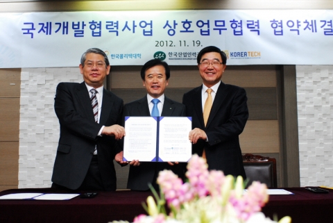 이기권 한국기술교육대학교 총장(오른쪽)은 송영중 한국산업인력공단 이사장(가운데), 박종구 한국폴리텍대학 이사장(왼쪽)과 11월 19일(월) ‘국제개발협력사업 MOU&#039;를 체결했다.