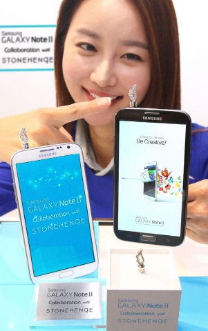 삼성전자는 갤럭시 노트Ⅱ 이어폰 단자를 보호하는 고급스러운 이어캡 '갤럭시 노트Ⅱ 스톤헨지 이어캡 리미티드 에디션'을 선보인다고 밝혔다.