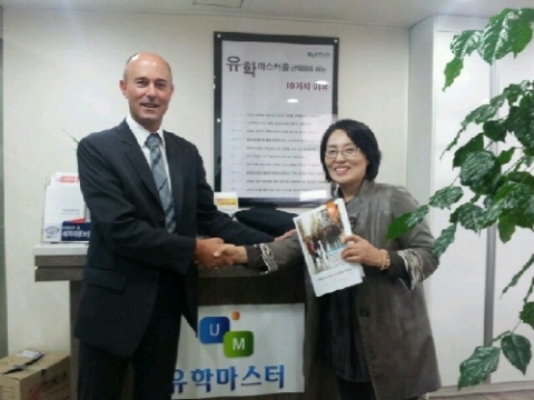 유학마스터는 오는 24일 코엑스 컨퍼런스룸 310호에서 고교 졸업 예정자 혹은 재수생들을 대상으로 미국 커뮤니티 칼리지를 통해 명문대학에 편입학 할 수 있는 입학 설명회를 실시한다.