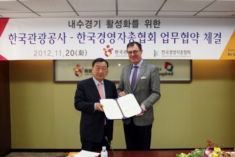 한국관광공사와 한국경영자총협회는 금일(20일) 오전 공사 회의실에서 내수경기 활성화를 위한 업무협약을 체결하였다. (왼쪽 한국경영자총협회 이희범 회장,  오른쪽 한국관광공사 이참 사장)