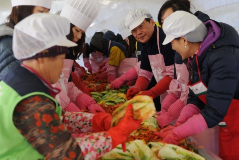 한국교직원공제회는 20일 오전 경기도 양평 섬이마을에서 The-K가족(교직원공제회 및 출자회사) 임직원 70여명이 참여한 가운데 &#039;사랑의 김장 담그기&#039; 행사를 가졌다. 이날 담근 700포기의 김장김치는 무의탁 노인 및 중증장애인 시설과 결손가정 보육시설 등에 전달됐다.