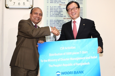 우리은행 이순우 은행장(사진 오른쪽)과 방글라데시 구호방재부 장관보 메시바 울 알롬(Mesbah ul Alam)