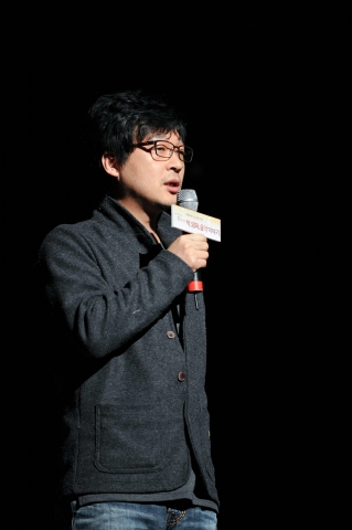 소설가 백가흠이 ‘죽기 전에 꼭 읽어야 할 책’이라는 주제로 어니스트 헤밍웨이의 <노인과 바다>를 꼽으며 이야기를 전하고 있다.