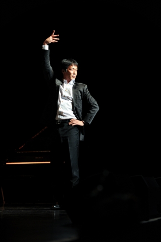 발레리노 이원국이 발레공연을 선보이고 있다.