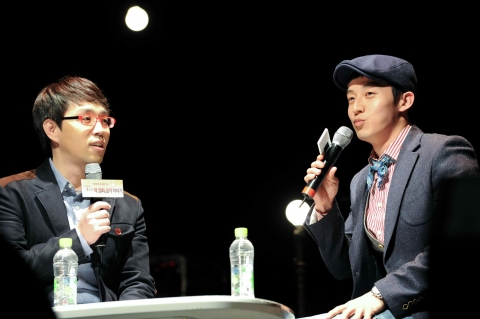 개그맨 허경환이 자신의 버킷리스트를 공개하며 사회를 맡은 영화평론가 이동진과 이야기를 나누고 있다.