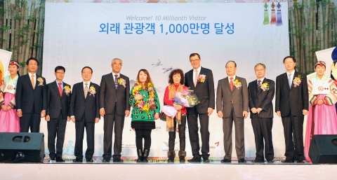 21일 인천국제공항 1층 밀레니엄홀에서 외래관광객 1,000만명 달성을 기념하여 아시아나항공 한태근 서비스본부장(좌측 두번째)이 아시아나 OZ368편을 탑승하고 1,000만번째 입