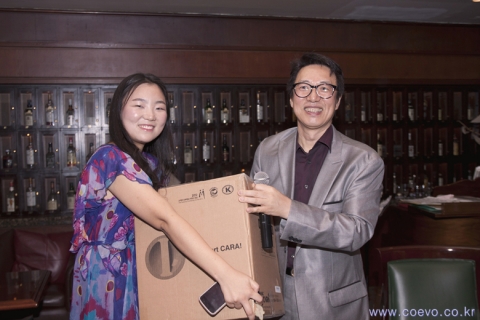 파티에서 푸짐한 경품을 받아가는 코에보 파티 회원의 모습.코에보 파티에서는 회원들은 푸짐한 경품이 있는 고급 파티를 저렴하게 즐기고 업체들은 저렴한 가격에 제품홍보를 구매고객층에게