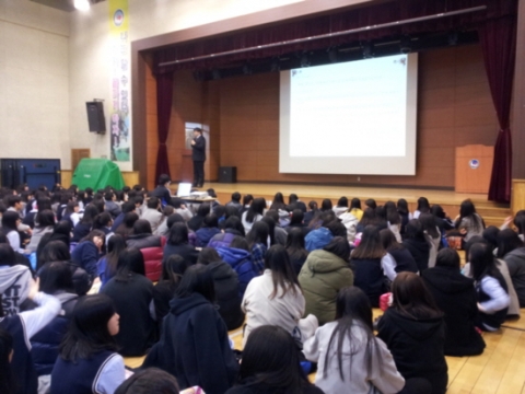 한국교육인재개발원은 19일 오산시 운암고등학교에서 청소년자살예방교육 ‘행복한 학생, 행복한 학교’라는 주제로 학생 600명 대상으로 특강을 진행하였다.