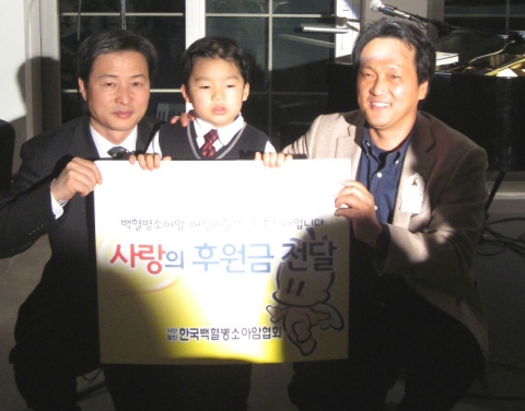 금감원 조성목 국장의 '머니힐링' 인세 전액 기부
백혈병 소아암 어린이들 사랑의 후원금 전달식
좌측 금융감독원 조성목 국장, 우측 (사)백혈병소아암협회 회장 안