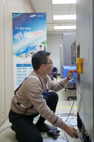 삼성전자서비스는 22일 경기 수원시 삼성전자 CS아카데미에서 최고의 서비스 기술 인재를 선발하는 17회 '서비스 기술 경진대회'를 개최했다. 사진은 경진대회 참가