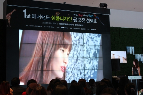 놀라운 디자인 콘서트를 찾은 모델 송경아