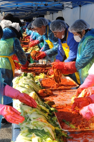22일 구미 금오산 입구 대주차장에서 삼성전자 구미 '스마트 시티' 임직원들과 구미 시민, 구미시 다문화가족지원센터의 외국인 여성들이 김치 1만포기를 담궈 어려운