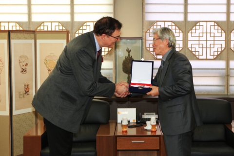 왼쪽 한국관광공사 이참 사장, 오른쪽 한국 DMZ연구소 함광복 소장