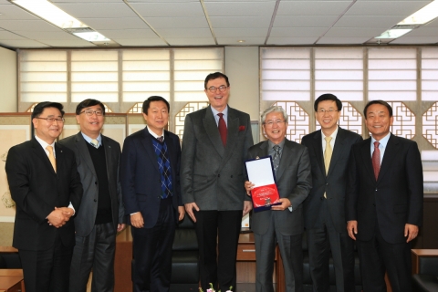 왼쪽부터 한국관광공사 이학주 전략사업센터장, 한국관광공사 김종배 DMZ관광사업단 팀장, 한국관광공사 이재성 정책사업본부장, 한국관광공사 이참 사장, 한국 DMZ연구소 함광복 소장,