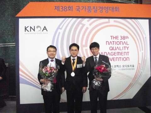 국가품질경영대회에서 대통령상 은상을 수상한 롯데건설 '에너지 월드' 품질분임조가 기념촬영을 하고 있다.