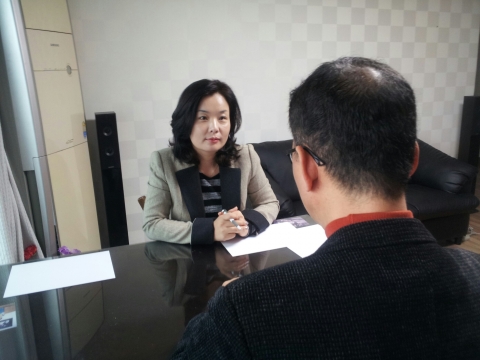한국가족상담연구소 김선영 대표가 산업재해근로자와 상담하는 모습