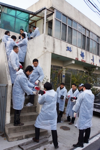 건국대학교 글로컬(GLOCASL)캠퍼스 교직원과 학생 100여명으로 구성된 ‘건국봉사단’은 지난 22일(목) ‘사랑의 연탄나누기’ 봉사활동을 실시했다.