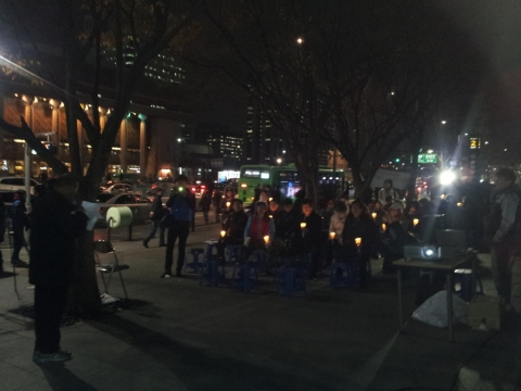 23일밤 광화문 한국kt앞에서 연평도 포격도발 2주기 추모 애국촛불집회가 시민 1백여명이 참석한 가운데 애국주의연대, 북한민주화추진연합회, 세이프코리아 등 시민단체 공동주최로 개최