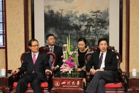 건국대학교(총장 송희영)는 중국 서부지역 연구중심 대학인 쓰촨(四川)대와 학부과정 학생을 위한 2+2 복수학위제(Dual Degree Program)를 운영하기 위한 상호 교류 협
