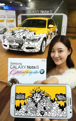 삼성전자 모델이 노트Ⅱ로 작업한 디자인과 BMW 1시리즈 앞에서 행사를 소개 하고 있다.