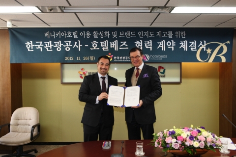 베니키아 호텔 이용 활성화 및 브랜드 인지도 제고를 위한 한국관광공사-호텔베즈 협력계약 체결식 (왼쪽 호텔베즈 북아시아대표 미구엘 익태 안(Miguel Eaktai Ahn), 오른