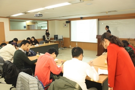 시험고용 오리엔테에션에 참여중인 정신장애인  (2012.11.23. 장애인고용공단 서울지사)