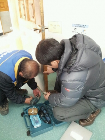 도어스토퍼 설치작업