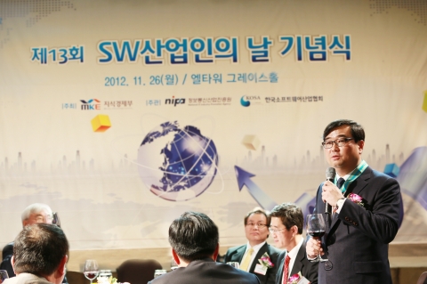 김용우 더존비즈온 대표이사가 국내 소프트웨어 산업발전에 기여한 공로를 인정받아 은탑 산업훈장을 수훈해 여러 수상자를 대표해 기념사를 하고 있다.