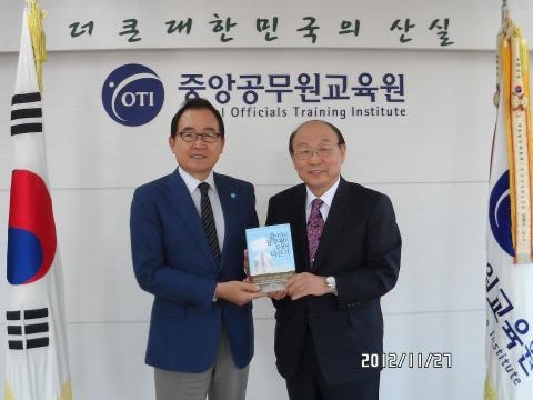 신간 ‘잘 나가는 공무원은 무엇이 다른가’ 출간…공무원교육원 윤은기 원장 추천도서